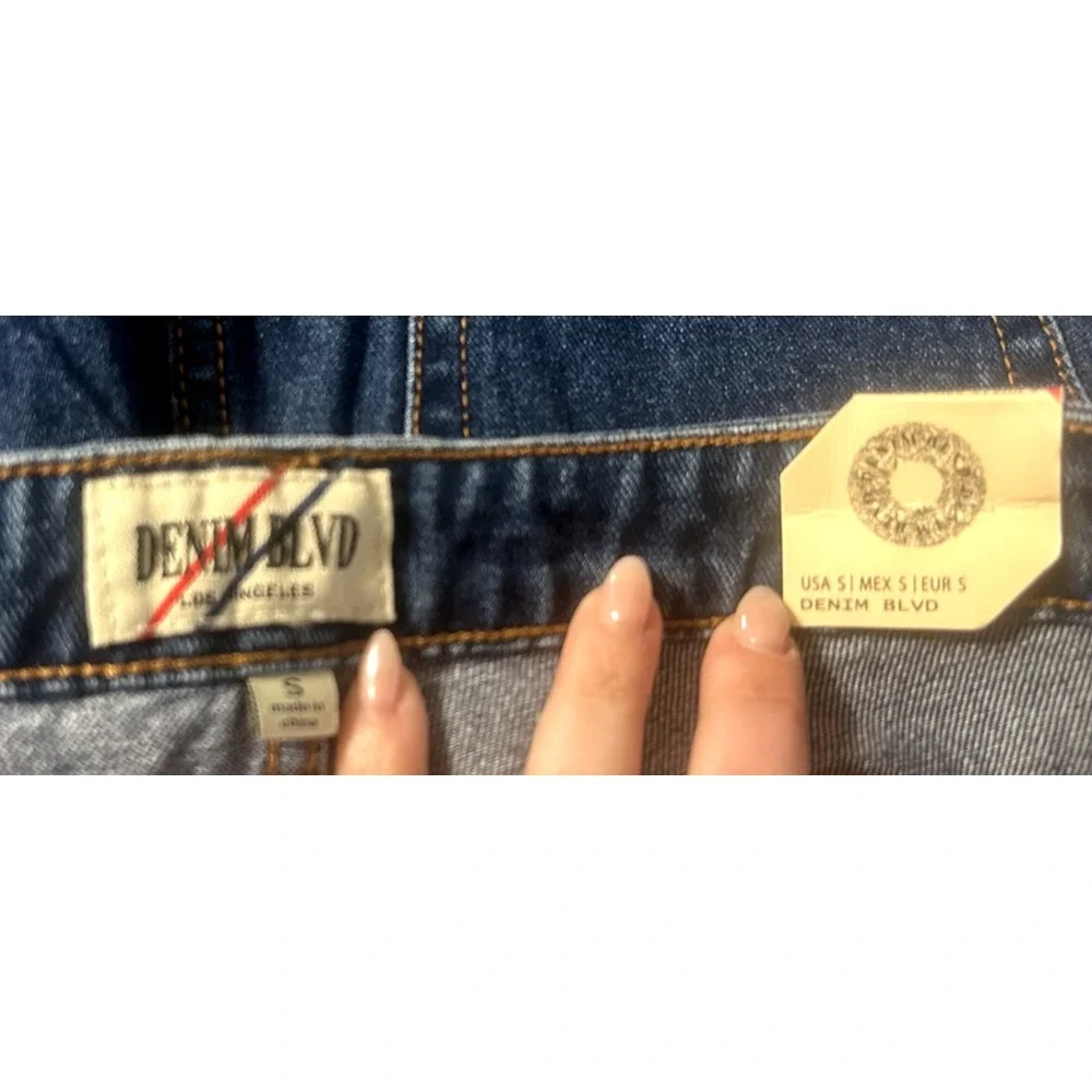 NWT Denim Blvd Bedazzled Distressed Bling Dark‎ Denim Shorts Blue Size SMALL